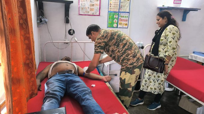 BSF troops of 4 BN BSF displaying #HumanityFirst message at Dawki tourist Point, #Meghalaya.
A toutist encountered severe medical emergency, #BSF troops immidiatly administered help at BSF BOP #Dawki  &amp; saved his life.

#BSFMeghalaya #Viral #CongratulationsRCB
#khansir #Kannada