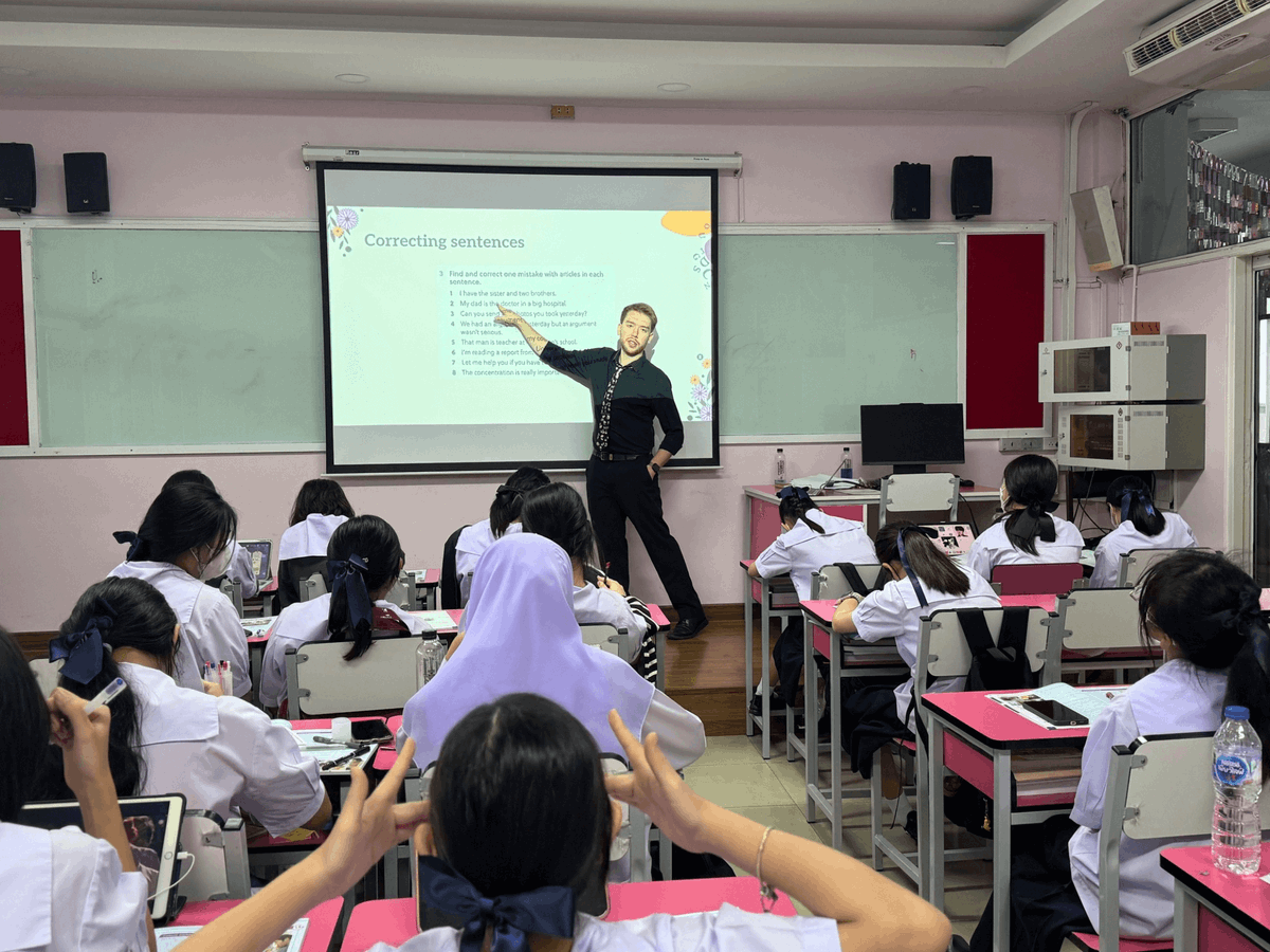 BFITSThailand's tweet image. Teacher Sebastian’s English class turns sentence fixes into a fun challenge! 🌟 From tense tweaks to punctuation perks, students learn by playing and laughing together.

Ready to up your English game? Join us! 🇹🇭 #BR #BFITSProgram #ShineWithBFITS #JoinBR #TeachInThailand