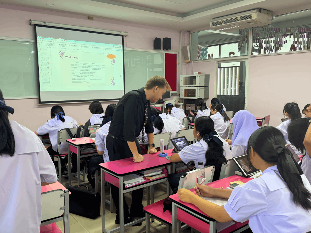 BFITSThailand's tweet image. Teacher Sebastian’s English class turns sentence fixes into a fun challenge! 🌟 From tense tweaks to punctuation perks, students learn by playing and laughing together.

Ready to up your English game? Join us! 🇹🇭 #BR #BFITSProgram #ShineWithBFITS #JoinBR #TeachInThailand
