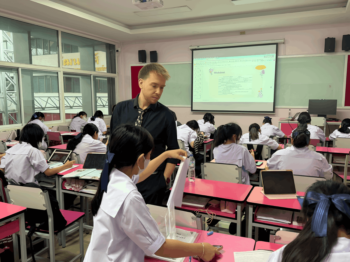 BFITSThailand's tweet image. Teacher Sebastian’s English class turns sentence fixes into a fun challenge! 🌟 From tense tweaks to punctuation perks, students learn by playing and laughing together.

Ready to up your English game? Join us! 🇹🇭 #BR #BFITSProgram #ShineWithBFITS #JoinBR #TeachInThailand
