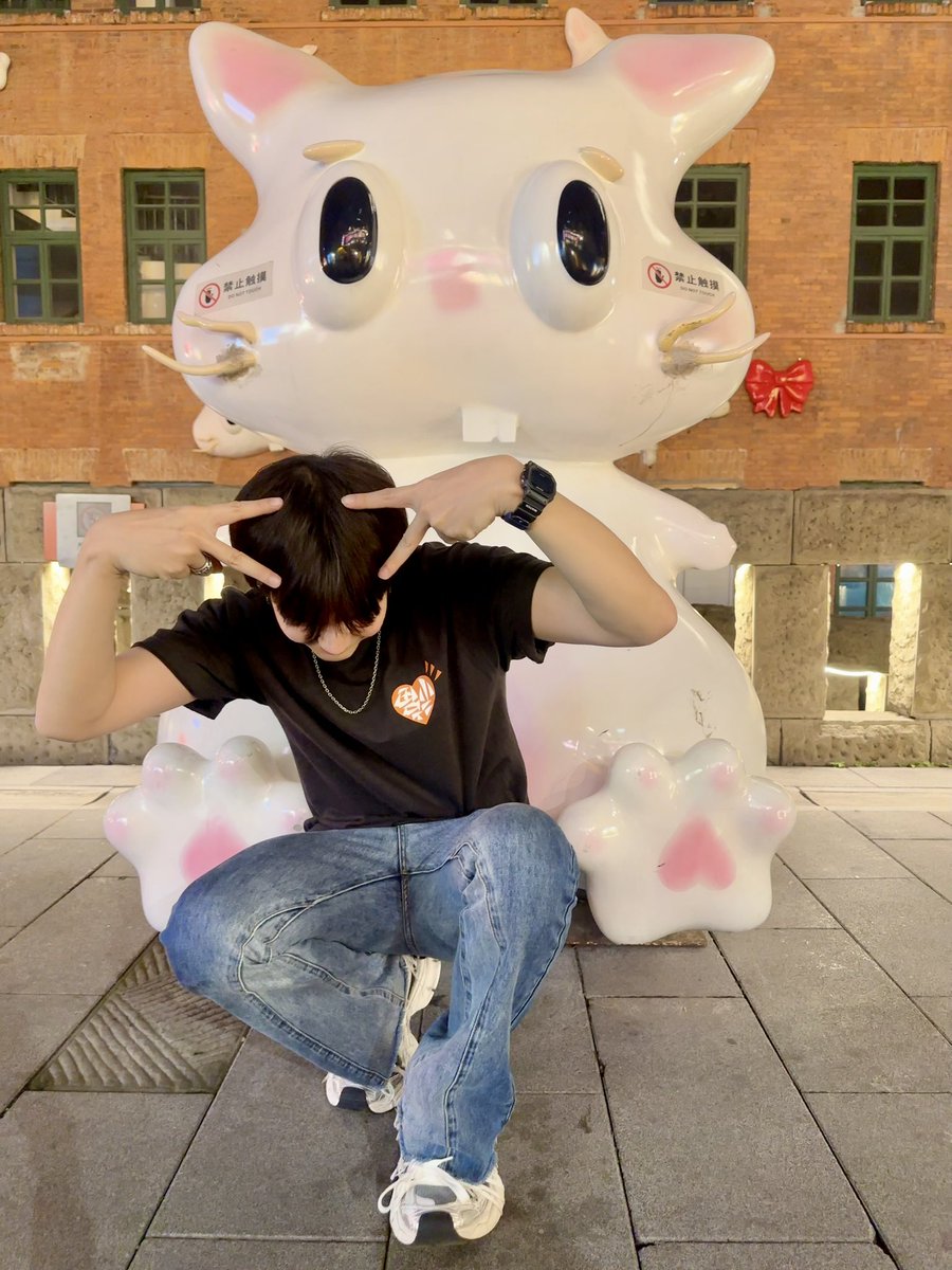 Which cat is cuter?  Black or White😜

HBD BUILD NEXT LEVEL DAY 

#Chapter31WithBuild 

<a href="/JakeB4rever/">BIU.</a>