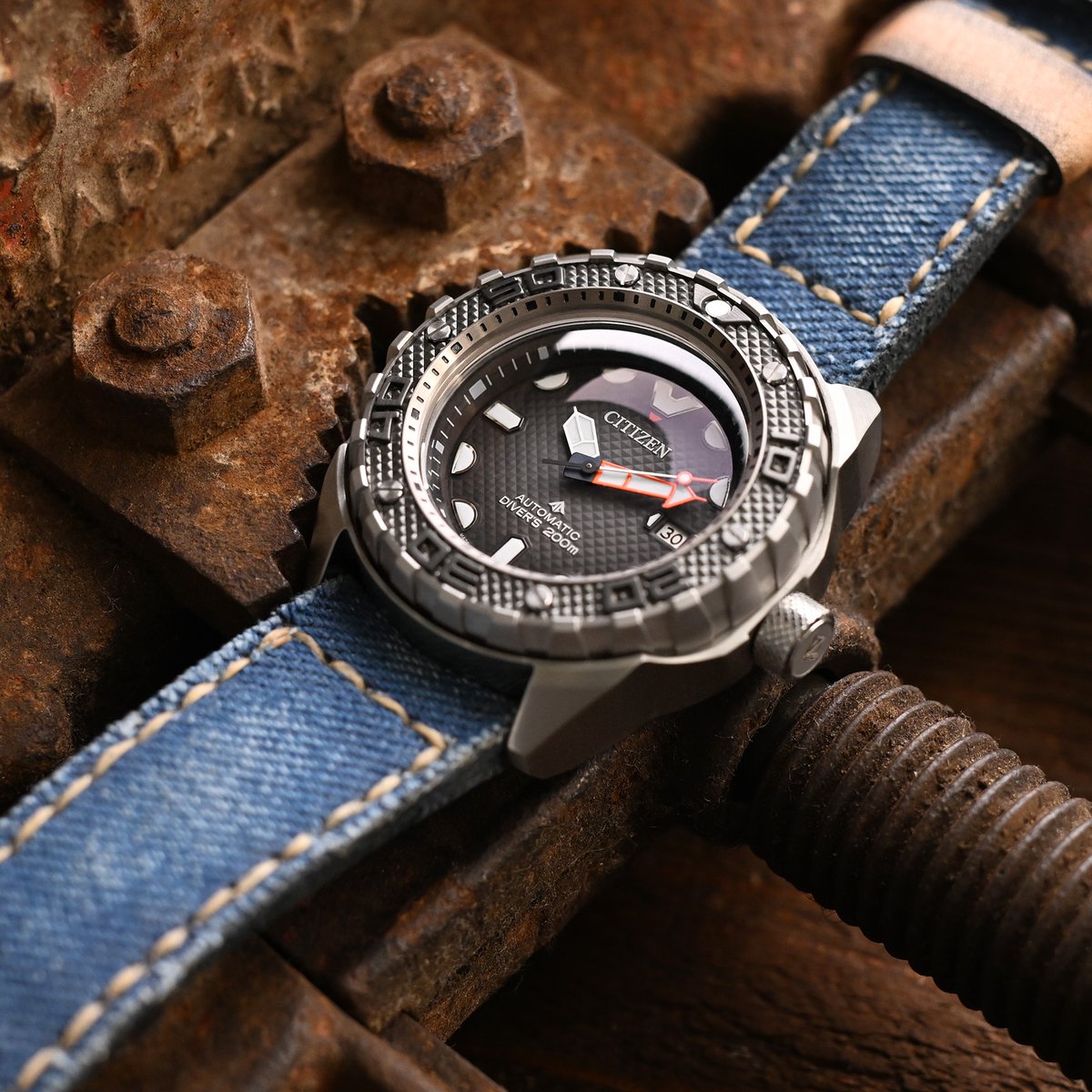 Strapcode's tweet image. ⌚️: Citizen Promaster
Strap: @strapcode⁠
Strap Model: C2B051
⁠
The Promaster finds its perfect match in this handcrafted Gunny denim watch strap. Something about that texture just works with a dive watch.

#strapcode⁠
#strapcodewatchbands⁠
#citizenwatch #citizenwatchclub