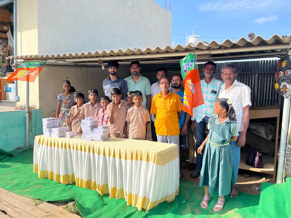 sutharsan_avnsi's tweet photo. திருமுருகன்பூண்டி பாஜக இளைஞர்கள் மற்றும் #Annamalai_Army சார்பாக இன்று மக்கள் தலைவர் @annamalai_k அண்ணன் பிறந்தநாளை முன்னிட்டு எங்கள் ஊர் #ராக்கியாபாளையம் அரசு பள்ளி மாணவர்களுக்கு நோட்டு,பேனா பென்சில் வழங்கப்பட்டது❤️

#HBDSingamAnnamalai
#Annamalai
@etamilelango https://t.co/8iZSAlkXha