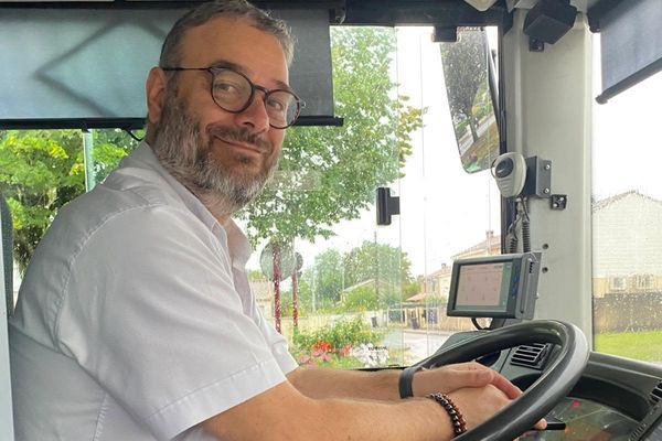 alainpaulweber's tweet photo. À Bordeaux, un chauffeur de bus qui a force d’insultes journalières par des racailles, s’est levé pour demandé à l’une d’entre-elles de quitter le bus. Il s’est tellement fait frapper qu’il a dû être opéré…
Aujourd’hui, son employeur @groupekeolis le convoque à un entretien préalable à un licenciement !
Ces gens incapables de maintenir la sécurité dans leur bus, qui laissent leurs chauffeurs seuls face à des racailles, et qui sont bien à l’abri dans leur petit bureau assument parfaitement : "il n’avait pas à quitter son siège". C’est tellement facile à dire… crétins qui vivent dans un autre monde et surtout ne prennent jamais le bus !