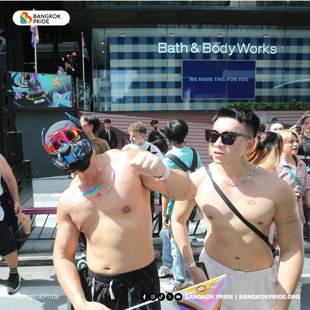 ร่วมภูมิใจในตัวเองและแสดงความเป็นตัวของตัวเอง
ผ่านการเดินเฉลิมฉลองในเดือน Pride

วันที่ 1 มิถุนายน 2568 นับเป็นอีกครั้งที่เหล่าประชาชนที่ไม่ว่าจะมาจากประเทศไหน เพศใด หรือนิยามความรักเป็นแบบไหน ได้มารวมตัวกันอีกครั้งในงาน Bangkok Pride Parade 2025 ซึ่งเป็นหนึ่งในห้างานของ Bangkok