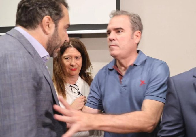 Aldama entró con la sangre en las suelas y la sentencia en la boca. No habló: ejecutó. Leire no dio una rueda de prensa, asistió a su propio linchamiento en prime time. Los buitres grababan. El silencio del PSOE olía a cadáver caliente. Y esto, apenas empieza.