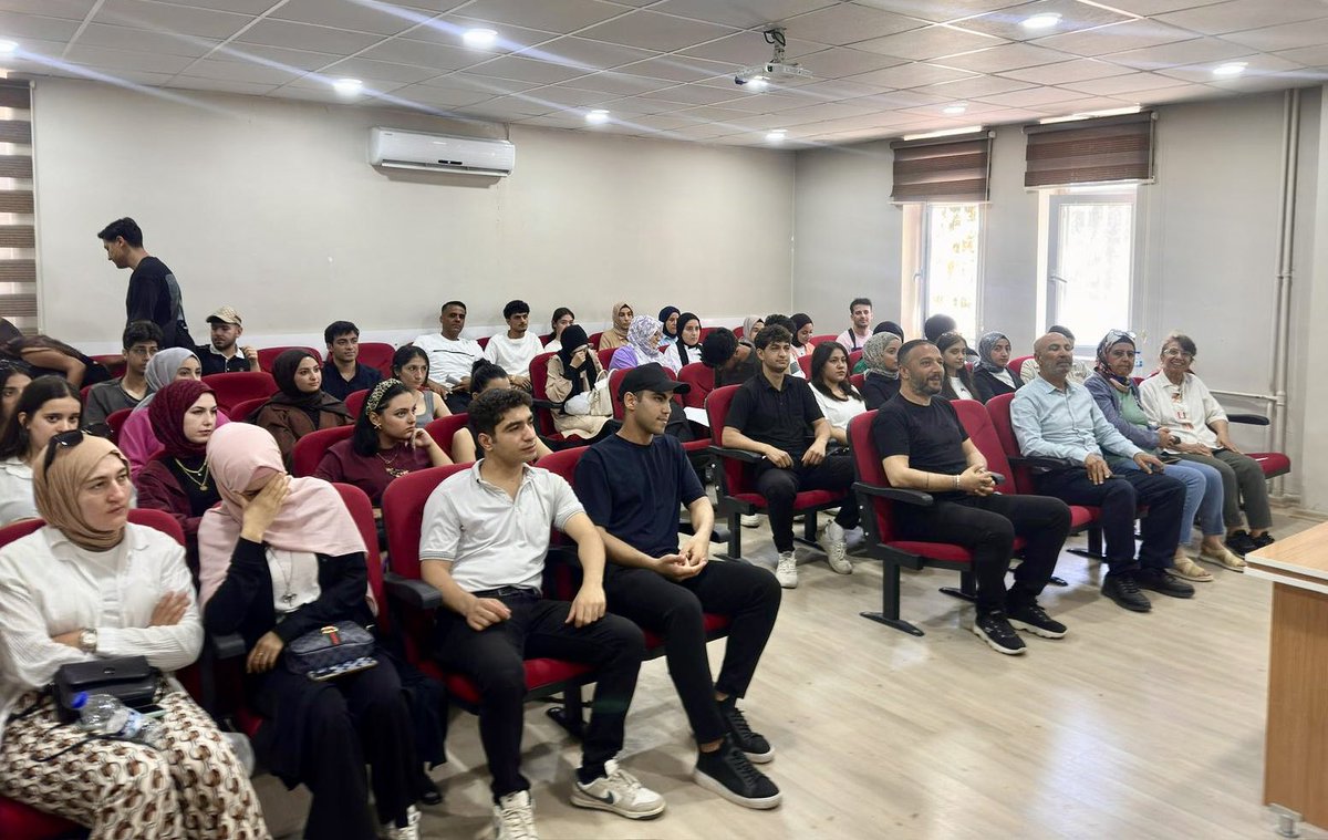 Emekli Öğretim Üyesi Prof. Dr. Nazmi Kozak, Aşçılık ve Turizm Programı öğrencilerine “Turizmin Geleceği, Geleceğin Turizmi” konulu bir seminer verdi. Seminerde sektörel dönüşüm, sürdürülebilirlik ve yeni turizm trendlerine dair önemli bilgiler paylaşıldı.