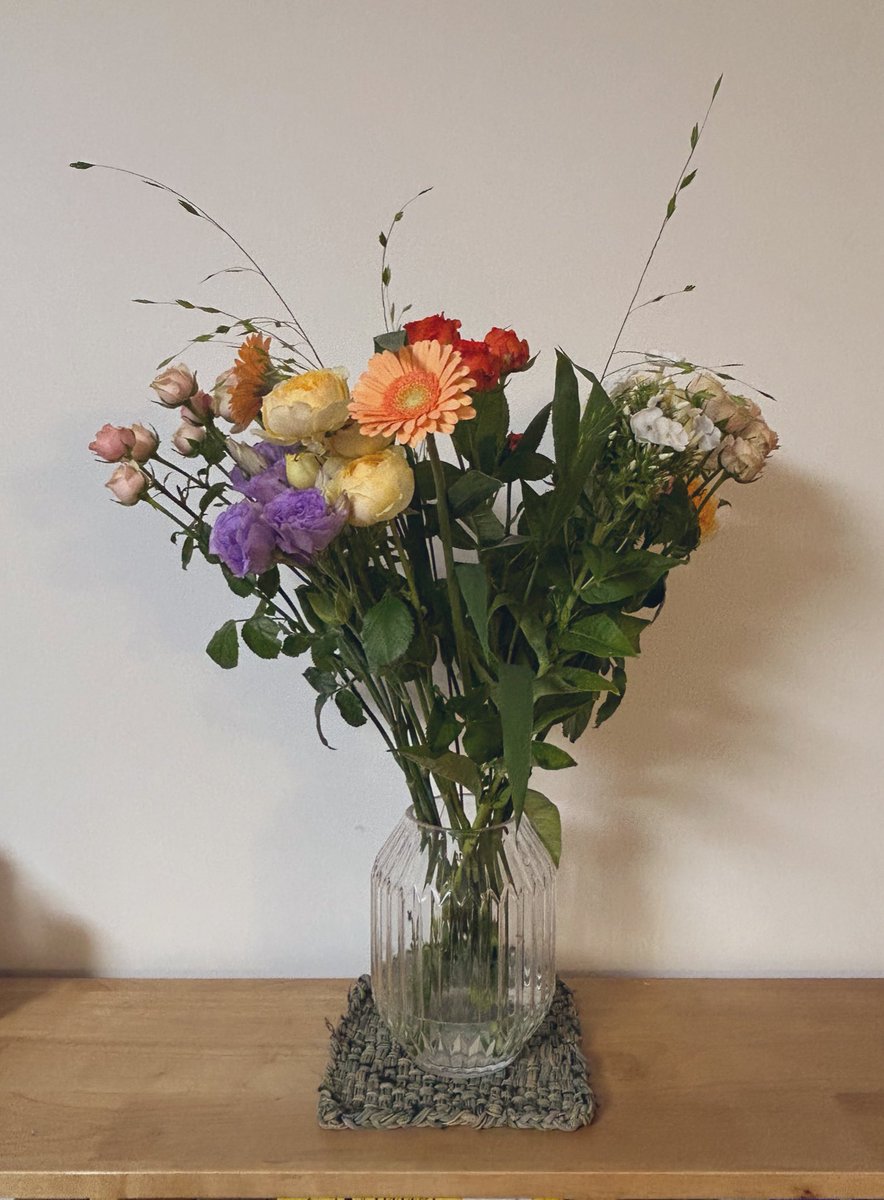 절화를 꽃병에 처음 옮겨담을 때는, 꽃병에 맞춰 줄기를 자르지 않고 최대한 긴 길이를 유지하여 꽂는 습관이 있다. 물을 갈아줄 때마다 물러진 끝을 다듬어서 점점 짧아지니까. 그리고 꽃대가 길면 꽃이 크고 넓게 퍼져서 더 풍성해보임.