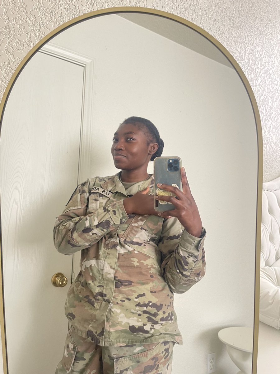 No make up
Virgin Natural hair 
No earring 
No filters
No pimple 
Body cream: coconut oyel (oil) 😁

Nothing do my shoulder o