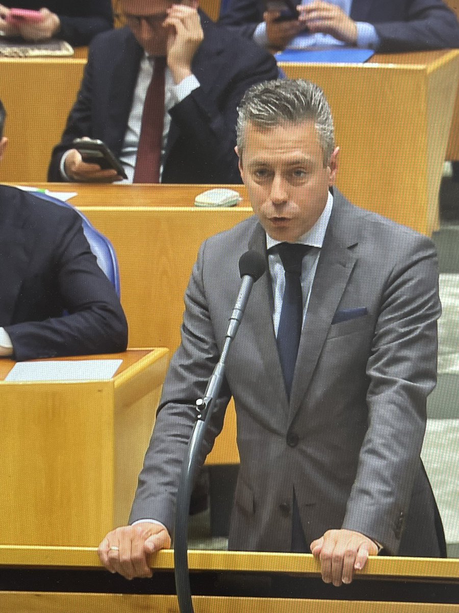 Wat een keurige en beschaafde man is #ChrisStoffer. Altijd de juiste vragen in debatten, zonder moddergooien. #SGP #tweedekamer #debat