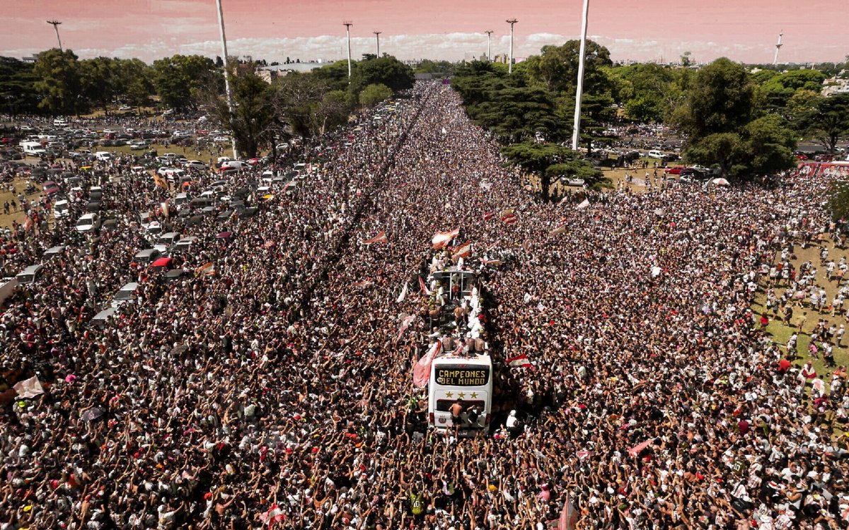 hyperkohli's tweet image. Scenes at 5pm in bangalore 😭❤