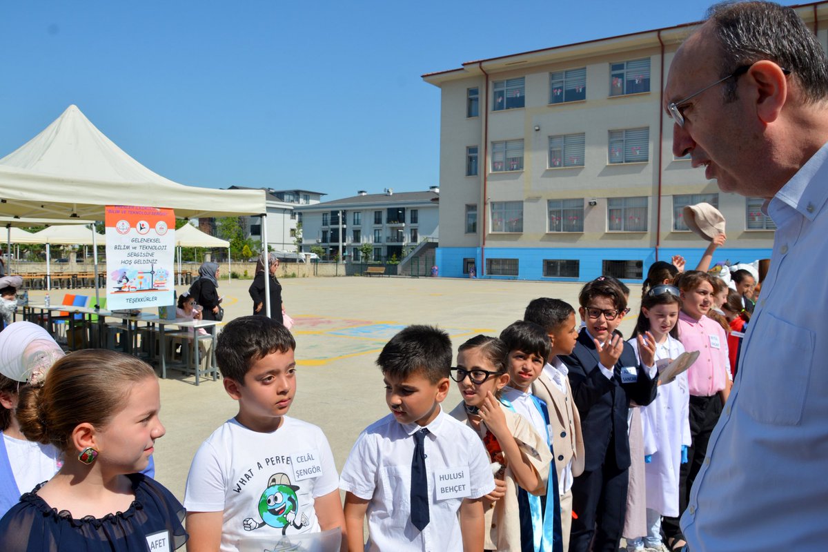 Kaymakamımız Sayın Günhan Yazar ve Erenler Belediye Başkanı Sayın Şenol Dinç, Erenler İlkokulu tarafından okul bahçesinde düzenlenen ve birbirinden ilginç projelere yer verilen "Bilim ve Teknoloji Sergisi"ni ziyaret etti.

<a href="/gunhanyazar/">Günhan Yazar</a> 
<a href="/ayhannersoyy/">Ayhan Ersoy</a>