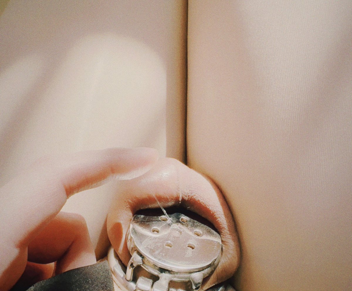 昨天人妖新娘和临时主人，出去露出了~   
主人给又熙戴了贞操锁~ 被禁止勃起了呢😢可怜

评论+转发~ 抽三个粉丝 私信送拍的5分钟小视频和5张色图~

#人妖 #TS #sissy #露出 #贞操锁