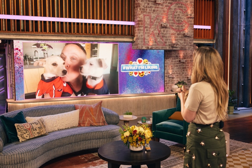KellyClarksonTV's tweet image. Catching up with the cast of @ballerinamovie and our friend @mattiseman today! PLUS @pledis_17 performs and we meet Ladies of Virtue and Michael Levitt previews the #StanleyPUP!