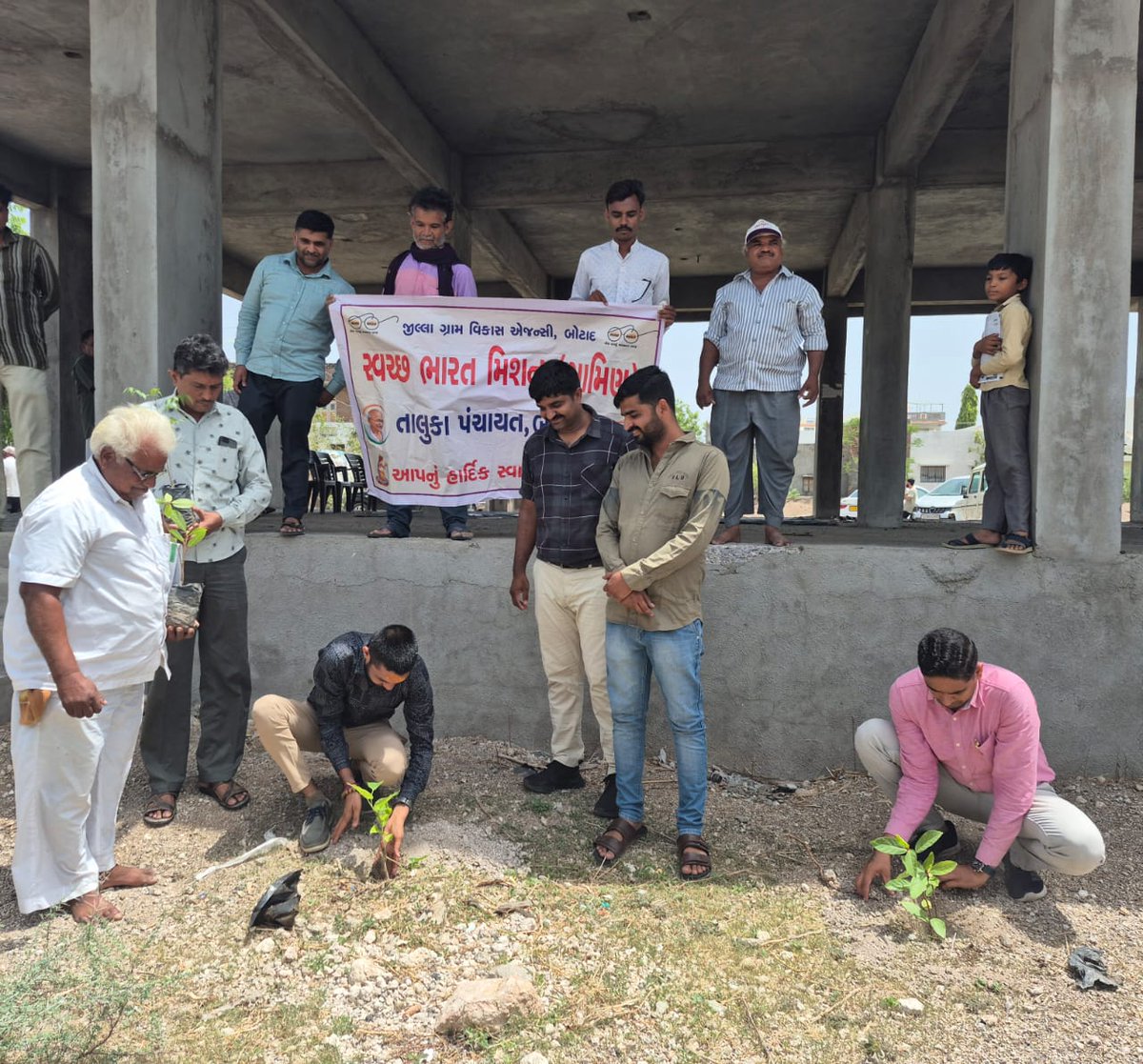 sbm_botad (@sbm_botad) on Twitter photo બરવાળા તાલુકા વિકાસ અધિકારી તથા સ્વચ્છ ભારત મિશન ગ્રામીણ સ્ટાફ દ્વારા વિશ્વ પર્યાવરણ દિન પખવાડિયાની ઉજવણીના ભાગરૂપે વૃક્ષારોપણ થયું તથા તાલુકાની ગ્રામ પંચાયતોને રોપાનું વિતરણ કરવામાં આવ્યું.
#SwachhJalSwasthVatavarn
<a href="/SBMR_Gujarat/">Swachh Bharat Mission- Gramin, Gujarat</a>
<a href="/Collectorbotad/">Collector & DM Botad</a>
<a href="/DDOBOTAD/">District Panchayat office Botad</a>
<a href="/BotadDrda/">DRDA BOTAD</a>
<a href="/InfoBotadGoG/">Info Botad GoG</a> બરવાળા તાલુકા વિકાસ અધિકારી તથા સ્વચ્છ ભારત મિશન ગ્રામીણ સ્ટાફ દ્વારા વિશ્વ પર્યાવરણ દિન પખવાડિયાની ઉજવણીના ભાગરૂપે વૃક્ષારોપણ થયું તથા તાલુકાની ગ્રામ પંચાયતોને રોપાનું વિતરણ કરવામાં આવ્યું.
#SwachhJalSwasthVatavarn
<a href="/SBMR_Gujarat/">Swachh Bharat Mission- Gramin, Gujarat</a>
<a href="/Collectorbotad/">Collector & DM Botad</a>
<a href="/DDOBOTAD/">District Panchayat office Botad</a>
<a href="/BotadDrda/">DRDA BOTAD</a>
<a href="/InfoBotadGoG/">Info Botad GoG</a>