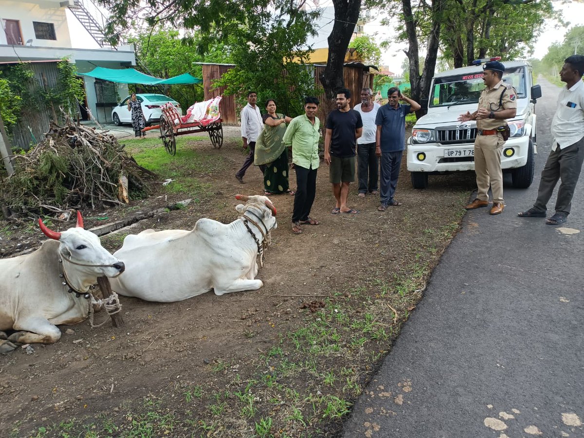 BhusavalDivn's tweet image. Awareness drives against Cattle Run Over (CRO) conducted at Akola, Amravati, Murtizapur &amp;amp; Malkapur.
Residents near tracks were sensitized about CRO-prone zones &amp;amp; urged to keep cattle away from railway lines.

#RailSafety #CattleRunOver #AwarenessDrive @RailMinIndia