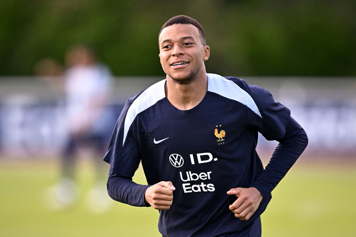 lnstantFoot's tweet photo. 🚨 𝗞𝗬𝗟𝗜𝗔𝗡 𝗠𝗕𝗔𝗣𝗣𝗘́ 🇫🇷 𝗡𝗘 𝗣𝗔𝗥𝗧𝗜𝗖𝗜𝗣𝗘𝗥𝗔 𝗣𝗔𝗦 𝗔̀ 𝗟𝗔 𝗖𝗢𝗡𝗙𝗘́𝗥𝗘𝗡𝗖𝗘 𝗗𝗘 𝗣𝗥𝗘𝗦𝗦𝗘 𝗗’𝗔𝗨𝗝𝗢𝗨𝗥𝗗’𝗛𝗨𝗜 ! ❌

Pour rappel, rien n’oblige Mbappé, capitaine des Bleus, à prendre la parole à chaque rassemblement de l’équipe.

C’est le défenseur de Liverpool, Ibrahima Konaté, qui se présentera face aux médias ce mercredi, à la veille de la demi-finale de la Ligue des Nations entre la France et l’Espagne.

( 🗞️ @le_Parisien )