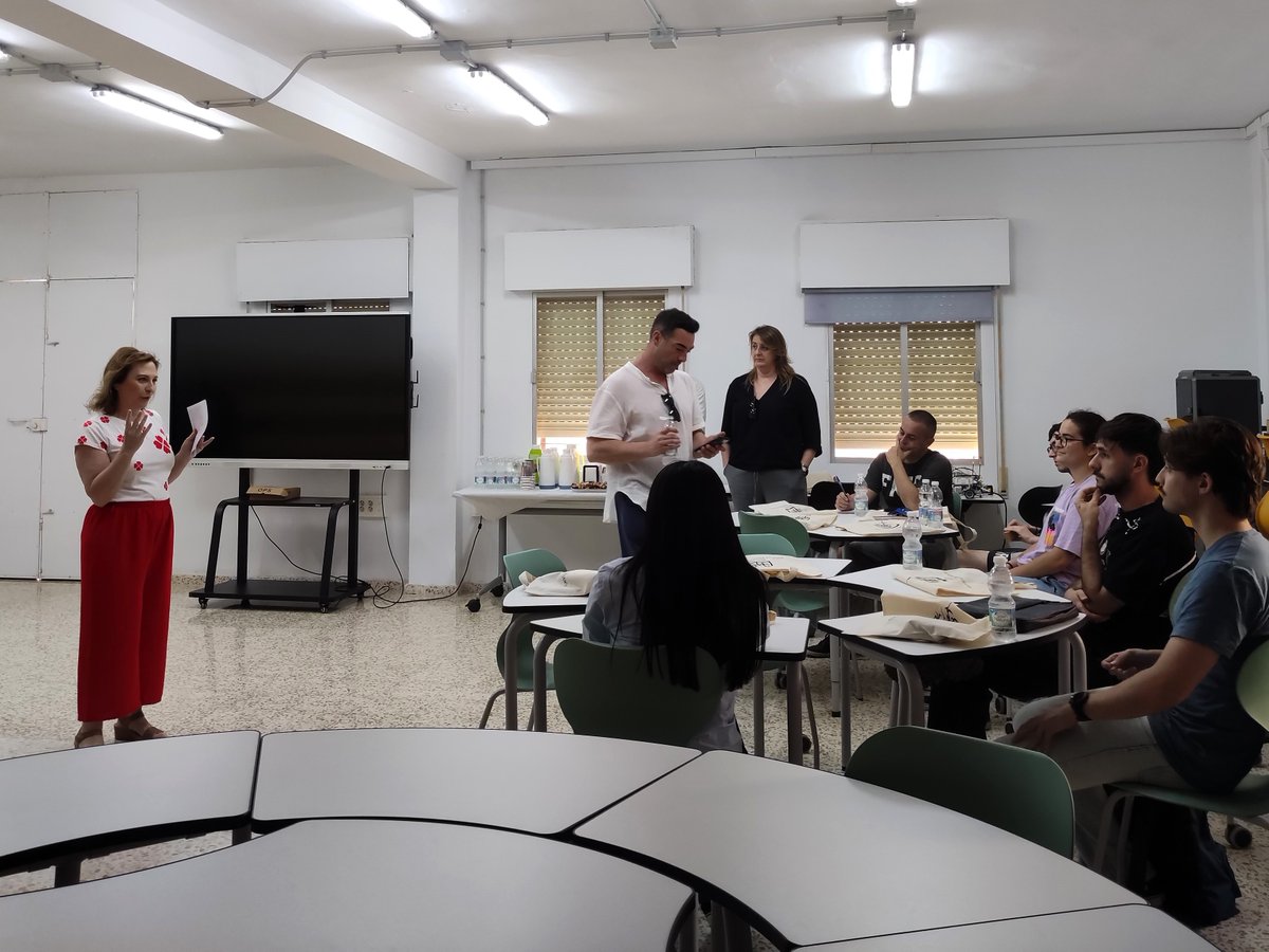 📍Última sesión de #RedEmprende2025 en IES La Zafra Motril, antes de la presentación de proyectos🚀

🔹 Tips para ordenar las ideas
🔹 Grupos de mentoría con feedback real

¡Gracias por ayudarnos a impulsar el emprendimiento y aprendizaje colaborativo!

 #UGR #InnovaciónEducativa