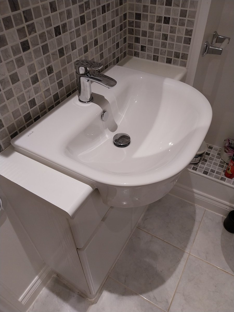 Cracked basin changed over for a nice new shiny one 
#Bromley #Plumbing #Repeatcustomer