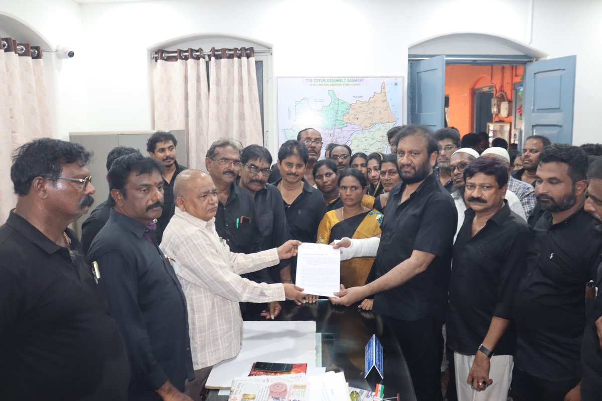 NallapareddyR's tweet photo. వైసీపీ నిరసన నినాదాలతో దద్దరిల్లిన కోవూరు..
#వెన్నుపోటుదినోత్సవం #June4th #ysrcongresspartykovur #ysrcpkovur #YSRCPNellore #NallapareddyPrasannaKumarReddy #YSRCongressParty #CBNFailedCM #SadistChandraBabu https://t.co/5hvTGskEM9