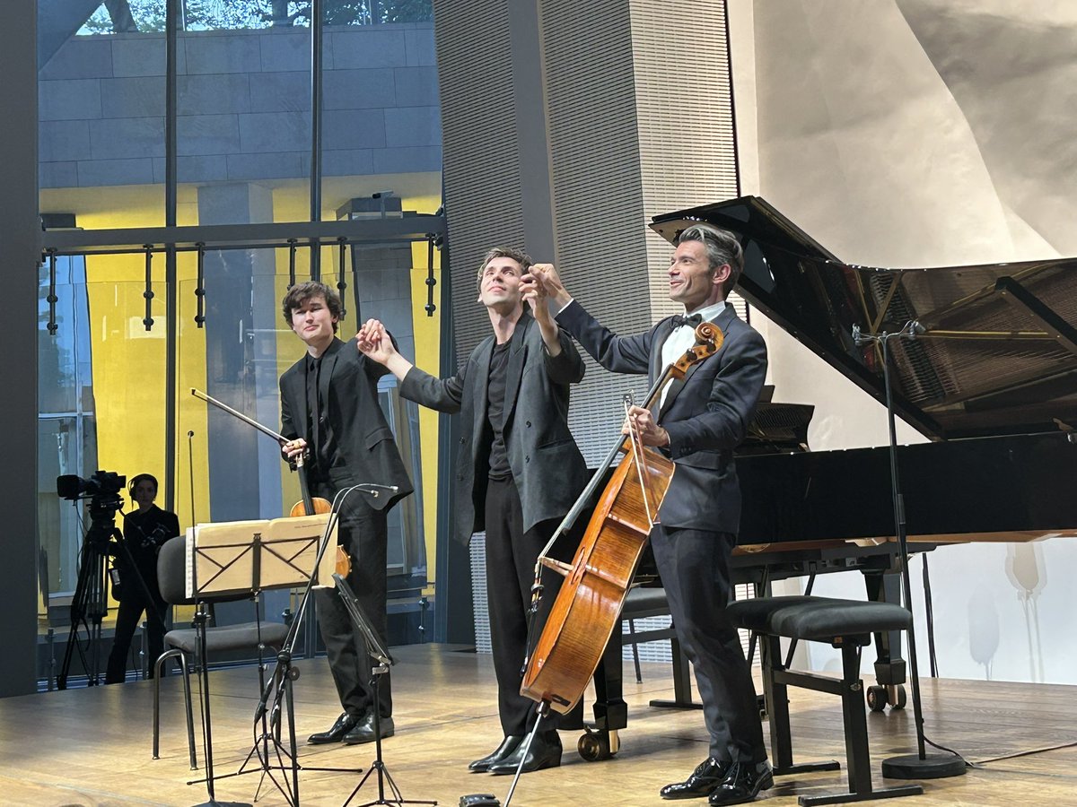 Alexandra A (@alexand39740511) on Twitter photo Une soirée tout en beauté !
Trio artistique éblouissant et charismatique, présence lumineuse et sourires rayonnants
Vous avez irradié l’auditorium devant un public conquis
Un moment magique à bord du voilier <a href="/FondationLV/">Fondation LV</a>
Un grand bravo à tous.
Merci Maestro <a href="/GautierCapucon/">Gautier CAPUÇON</a>🌟🎻🎹 Une soirée tout en beauté !
Trio artistique éblouissant et charismatique, présence lumineuse et sourires rayonnants
Vous avez irradié l’auditorium devant un public conquis
Un moment magique à bord du voilier <a href="/FondationLV/">Fondation LV</a>
Un grand bravo à tous.
Merci Maestro <a href="/GautierCapucon/">Gautier CAPUÇON</a>🌟🎻🎹