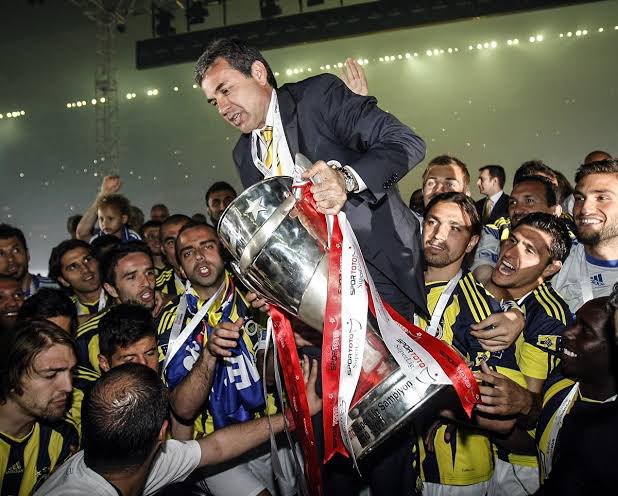 Fenerbahçe’de yeterince değer görmeyen ve bence açık ara Fenerbahçe tarihinin en büyük ismi  Aykut Kocaman’dır.

Futbolcuk, teknik direktörlük(Fenerbahçe yok olmak üzereyken) ve sosyal hayatında Fenerbahçe için çok şey yapmıştır.

Fenerbahçe için yapılanı unutmayız.