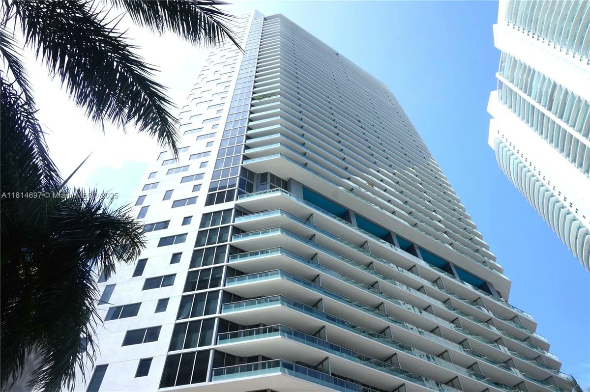 Key4RealEstate's tweet photo. 1300 Brickell Bay Dr Unit 2904, Miami, FL, 33131
2 bed | 2 bath 1070 Sq. Ft.
Active | 6700
https://t.co/EAYMsJUkI6
Split-plan fully furnished &amp; equipped 2-BD, 2-BH Apt, with an additional Den, making it an ideal living space. The unit boasts a frontal view of the bay,... https://t.co/YOwBiLYSeN