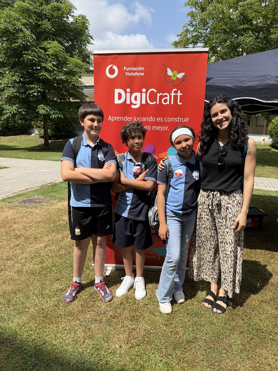 Otro año más en la Feria Digicraft <a href="/FundVodafone/">Fundación Vodafone</a> en el <a href="/CIUDADESCOLARFP/">IES CIUDAD ESCOLAR</a> con nuestro alumnado de 4º que han hecho la maqueta de nuestro colegio del futuro ¡Enhorabuena equipo!