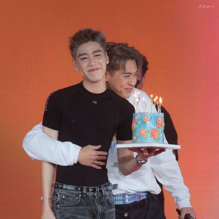 เอวเอิวชีเนาะ หนึ่งแขนแฟนโอบ