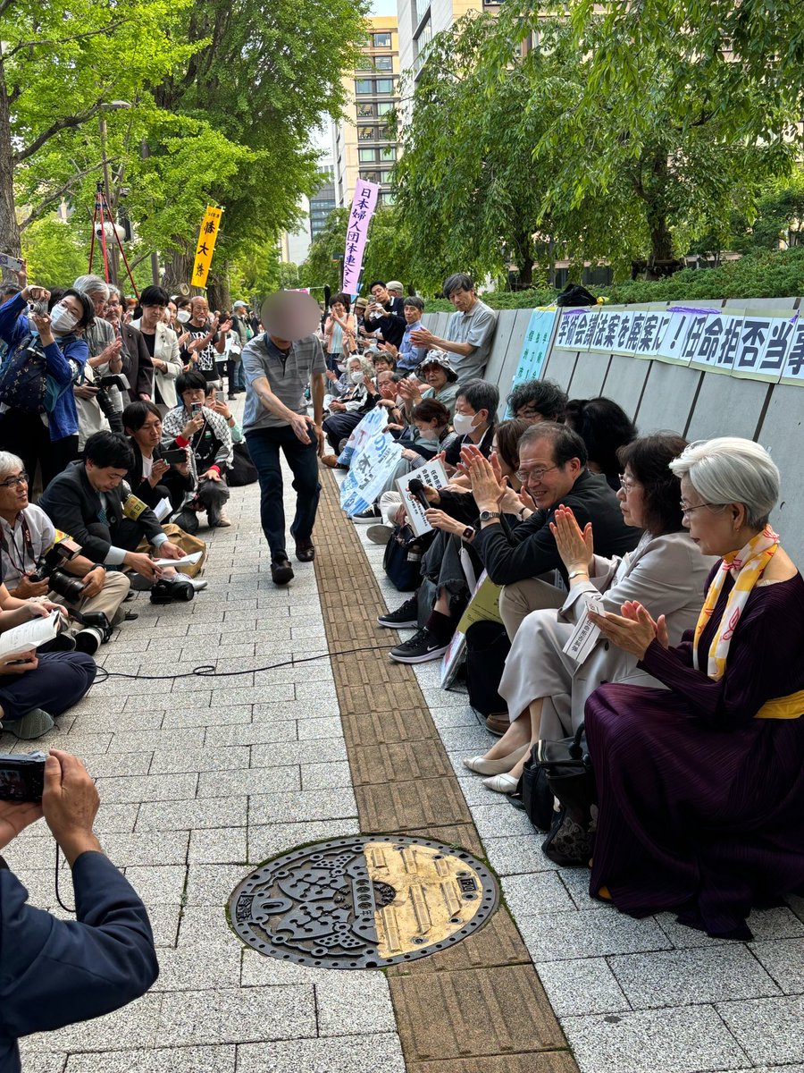 田中優子さん(右手前)
「2020年、菅元首相による6人の任命拒否は憲法違反。国民の側にあった日本学術会議を政府は奪おうとしてる。この法案は民主主義攻撃であり、主権在民を侵す。戦争にむかう道かもしれない。大学や研究者だけの問題ではない」
学者の方々の座り込み光景、迫る危機の深刻さひしひし