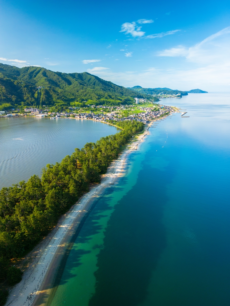 😏 𝙇𝙚𝙩'𝙨 𝙤𝙥𝙚𝙣 𝙖 𝙘𝙖𝙣 𝙤𝙛 𝙬𝙤𝙧𝙢𝙨: does Japan have the most beautiful beaches in the world?

#Japanese #Travel #JRPass