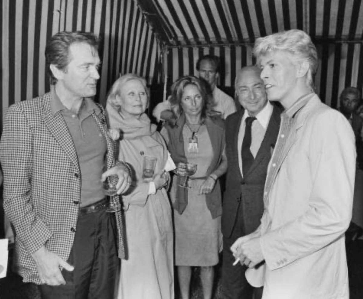 CamilioDacc's tweet image. Philippe Labro, Michèle Morgan, Danielle Thompson, Gérard Oury et David Bowie (Backstage concert Bowie à l’Hippodrome d’Auteuil le 8 juin 1983) 

Photo : Richard Melloul

#PhilippeLabro #Labro