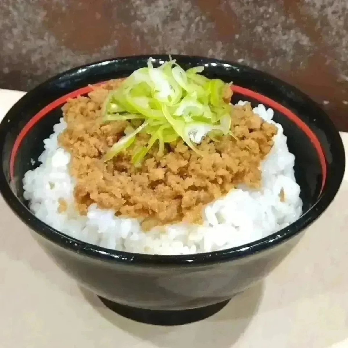 麺屋えぐちです
明日５(木)移転オープン３周年を迎えた記念の限定そばを再びさせて頂きます！
昆布水で味わう煮干し塩つけそばです
以前よりお客様からリクエストのありました昆布水＆煮干しのつけそばで仕上げました
昆布の旨味とぬめりはもちろん動物系の入っていない煮干しの苦味の利いた塩の→