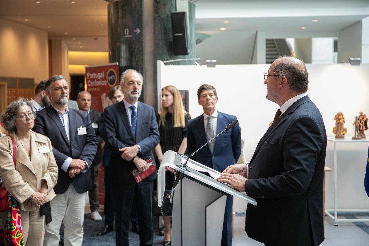 #uniaoeuropeia #exposição #ceramicapotuguesa Exposição mostra o melhor da cerâmica portuguesa em Barcelos. Mais em e24.pt/barcelos-ceram…