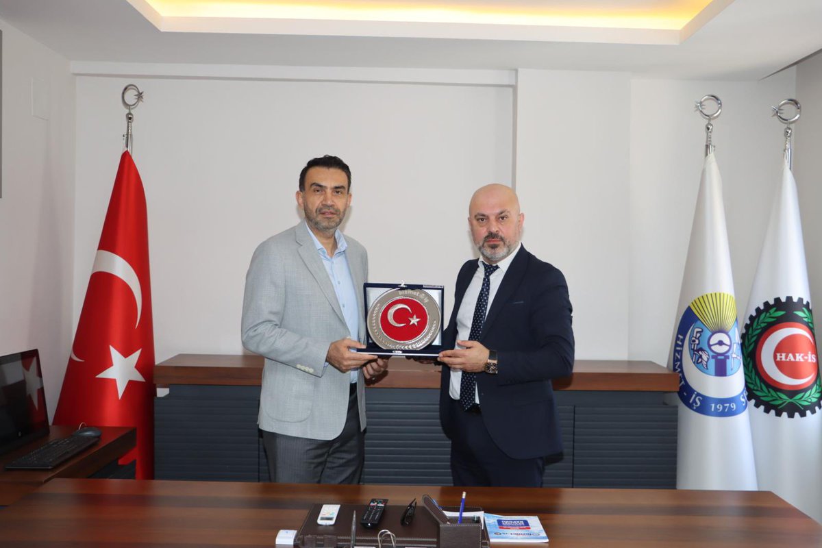 AdemAldemir33's tweet photo. İl Yönetim Kurulu Üyelerimizle birlikte, HAK-İŞ Konfederasyonu Mersin İl Başkanı ve Hizmet-İş Sendikası Mersin Şube Başkanı Sayın Mehmet Yüce ve kıymetli yönetimini ziyaret ettik.

Ziyaretimiz kapsamında; çalışma hayatının güncel meseleleri, emek ve sendikal haklar ile işçi kardeşlerimizin karşılaştığı sorunlara yönelik çözüm önerileri üzerine verimli bir istişare gerçekleştirdik. Aynı zamanda, sendikal dayanışmanın güçlenmesi adına fikir birliği içinde önemli değerlendirmelerde bulunduk.

Nazik ev sahiplikleri ve samimi misafirperverlikleri için Sayın Mehmet Yüce’ye ve tüm yönetim ekibine teşekkür ediyor, çalışmalarında başarılar diliyoruz.
