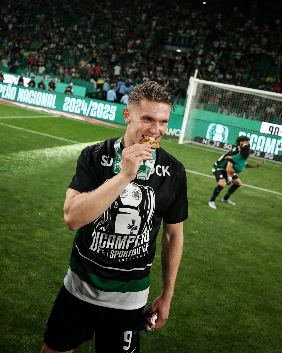 SportingCP's tweet photo. Birthday boy: @viktor_gyokeres 🫱🫲 #BdaySCP https://t.co/actNczQa1V