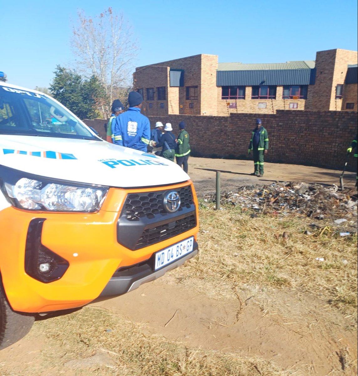 CityofJoburgZA's tweet photo. Accelerated Service Delivery in Region A. Today in Ward 104 — Hammer Avenue & Malibongwe Drive, Strijdom Park — the City continues to prioritise clean, safe, and orderly communities through its #AcceleratedServiceDelivery.
Activities on the ground include:
• Clearing of illegal dumping
• Addressing land invasions
• Litter picking & street cleaning
• Skoffelling
@Loyiso_Masuku
#JoburgServices ^LM