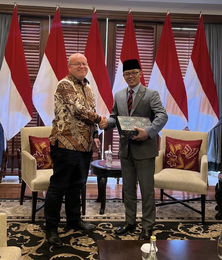 Ambassador of Ireland to Indonesia and ASEAN (@ieambjakarta) on Twitter photo Honoured to meet today with Foreign Minister Sugiono <a href="/menlu_ri/">Menteri Luar Negeri Republik Indonesia</a>. We discussed strengthening education and trade connections between our countries, and I had the pleasure of presenting him with Embassy of Ireland batik. Honoured to meet today with Foreign Minister Sugiono <a href="/menlu_ri/">Menteri Luar Negeri Republik Indonesia</a>. We discussed strengthening education and trade connections between our countries, and I had the pleasure of presenting him with Embassy of Ireland batik.