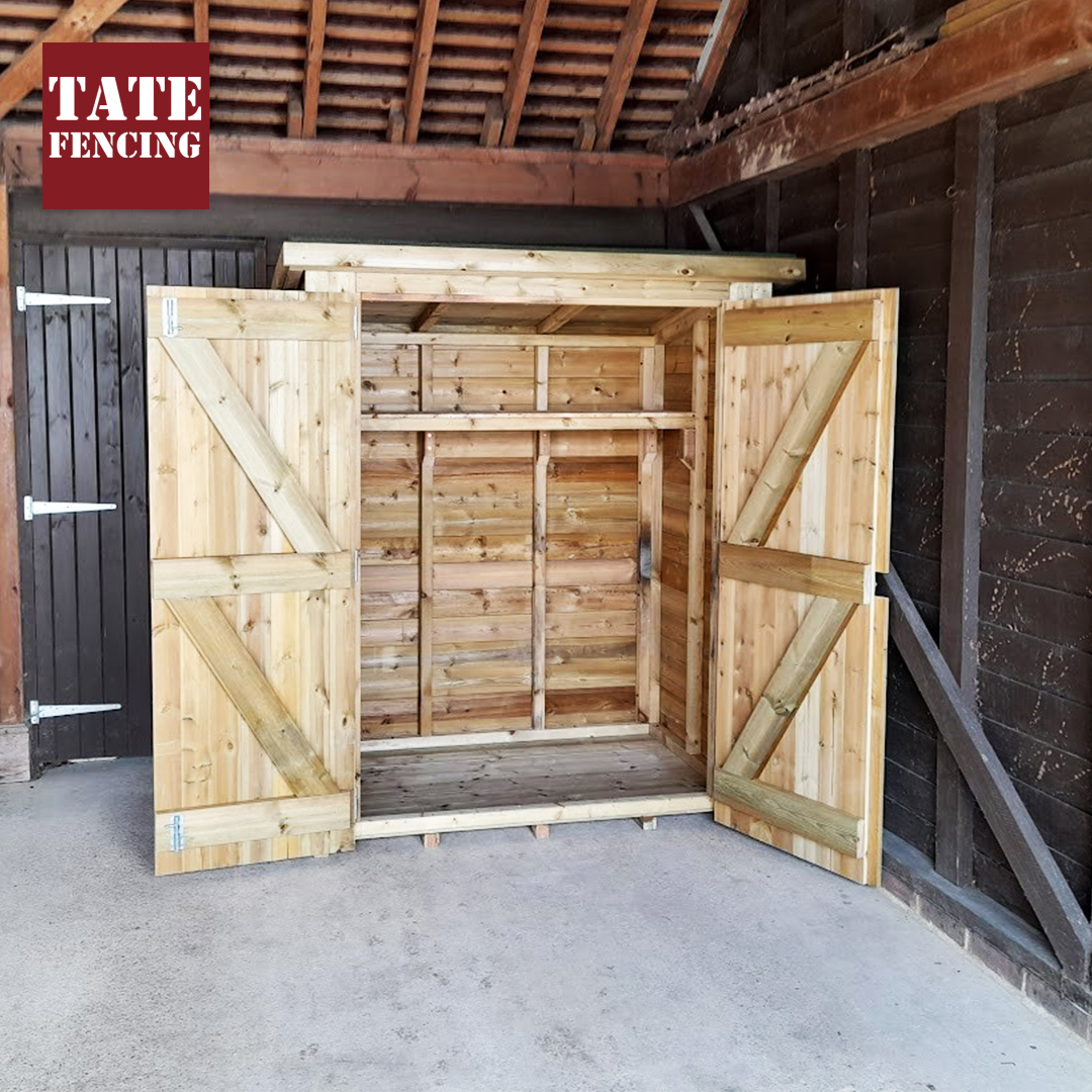 TateFencingLtd's tweet image. Large tool store installed in customer&apos;s existing car port - 📍Paddock Wood, Kent.
Bespoke width (1.5m) to allow the store to be installed next to the doorway. Shelf used to divide the inside space for maximum use of the storage space.
#toolstore #gardenstore #gardenbuilding