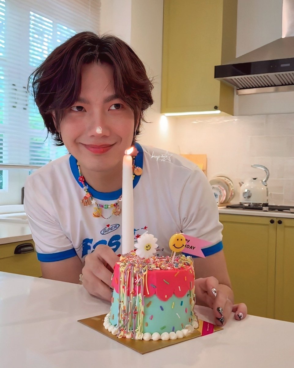 cua8k's tweet photo. He looks happy and so adorable🥰💙💙

HBD BUILD NEXT LEVEL DAY 
#Chapter31WithBuild
#BuildJakapan @JakeB4rever 
#Beyourluve https://t.co/6JB6Vtbfab