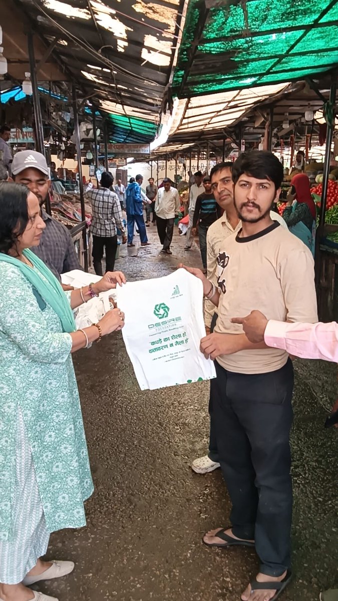 Swachh_Jaipur's tweet photo. नगर निगम ग्रेटर, जयपुर टीम द्वारा #EndPlasticPollution के प्रति जागरूक करने हेतु सब्जी मंडी में झोला वितरण किया गया |

#SwachhBharat #WorldEnvironmentDay2025 #RRRCentre #SayNotoPlastic 

@MoHUA_India @moefcc @SwachhBharatGov @SwachSurvekshan @SmdsbmU @mlkhattar @tokhansahu_bjp https://t.co/6JbsWrwnmh