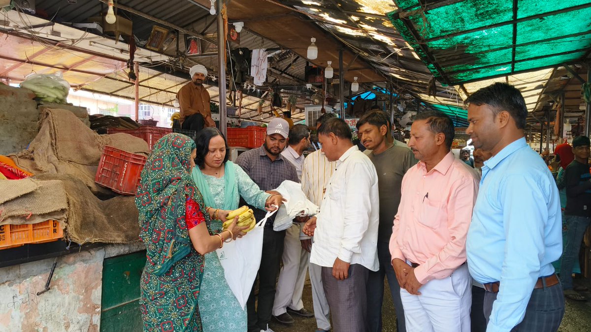Swachh_Jaipur's tweet photo. नगर निगम ग्रेटर, जयपुर टीम द्वारा #EndPlasticPollution के प्रति जागरूक करने हेतु सब्जी मंडी में झोला वितरण किया गया |

#SwachhBharat #WorldEnvironmentDay2025 #RRRCentre #SayNotoPlastic 

@MoHUA_India @moefcc @SwachhBharatGov @SwachSurvekshan @SmdsbmU @mlkhattar @tokhansahu_bjp https://t.co/6JbsWrwnmh