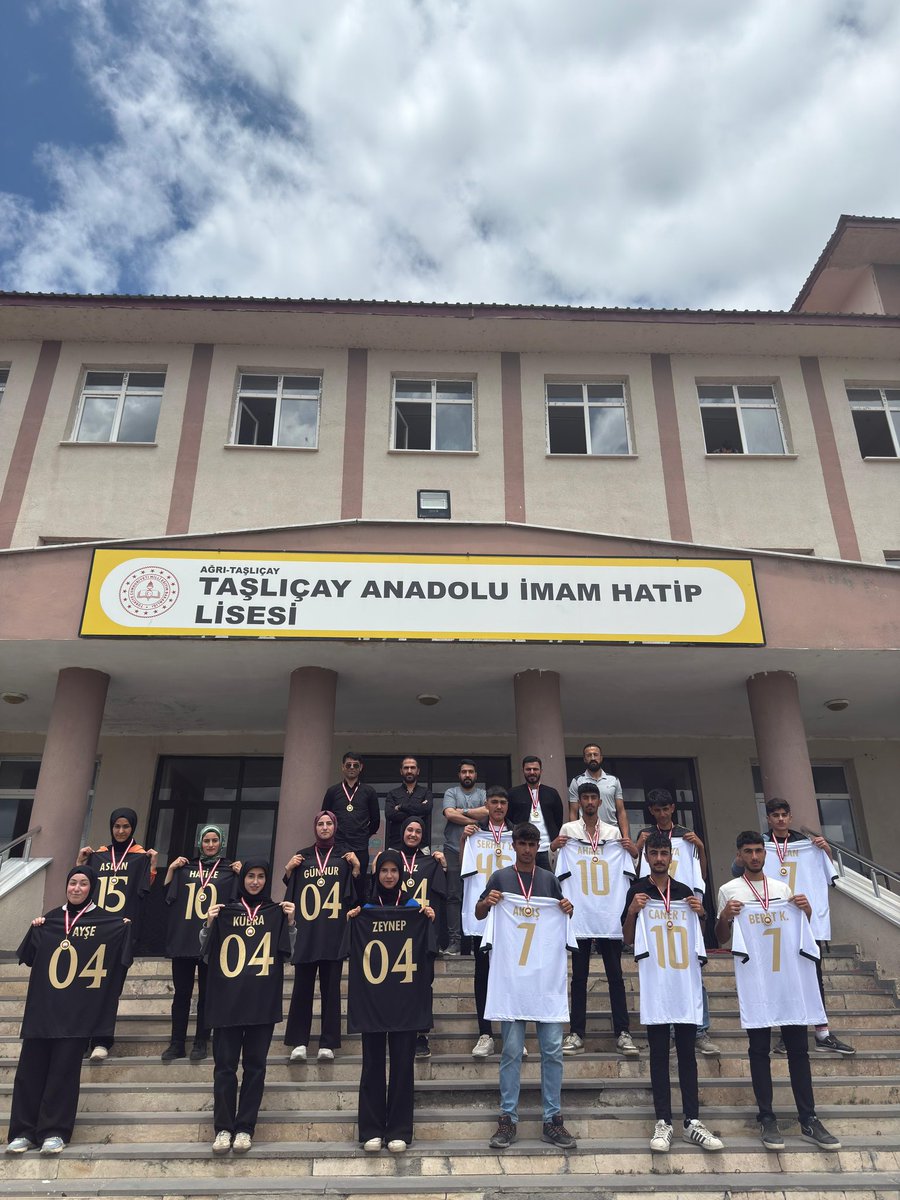 Okulumuz voleybol ve futbol turnuvasında şampiyon olan öğrencilerimize isimleri yazılı formaları ve madalyaları öğretmenlerimiz ve idarecilerimiz tarafından takdim edildi. Tebrik ederiz. 👏🏻 <a href="/agrimem/">AĞRI MEM</a> <a href="/hasan_kokrek/">Hasan Kökrek</a> <a href="/taslicaymem/">Taşlıçay İlçe Milli Eğitim Müdürlüğü</a> <a href="/Ahmetkaya0404/">Ahmet KAYA</a> <a href="/UtkuKzlkya/">Utku Kızılkaya</a>