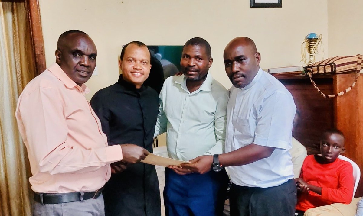 ArchKigali's tweet photo. Kuwa 01/06/2025, binyuze muri gahunda ya Zone Pastorale #RULINDO yo gusura no gufasha  paruwasi zayo zafunzwe, paruwasi #MUGOTE na #RUSASA zasuye paruwasi #RUTONGO yazibyaye zombi. https://t.co/2gAIfddX8p