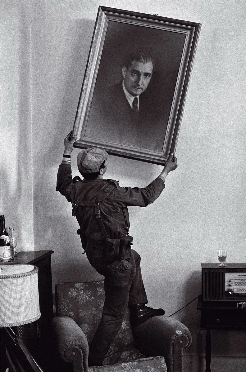 morreu Eduardo Gageiro, fotojornalista do 25 de abril. esta é a sua fotografia mais conhecida e parte importante da nossa história