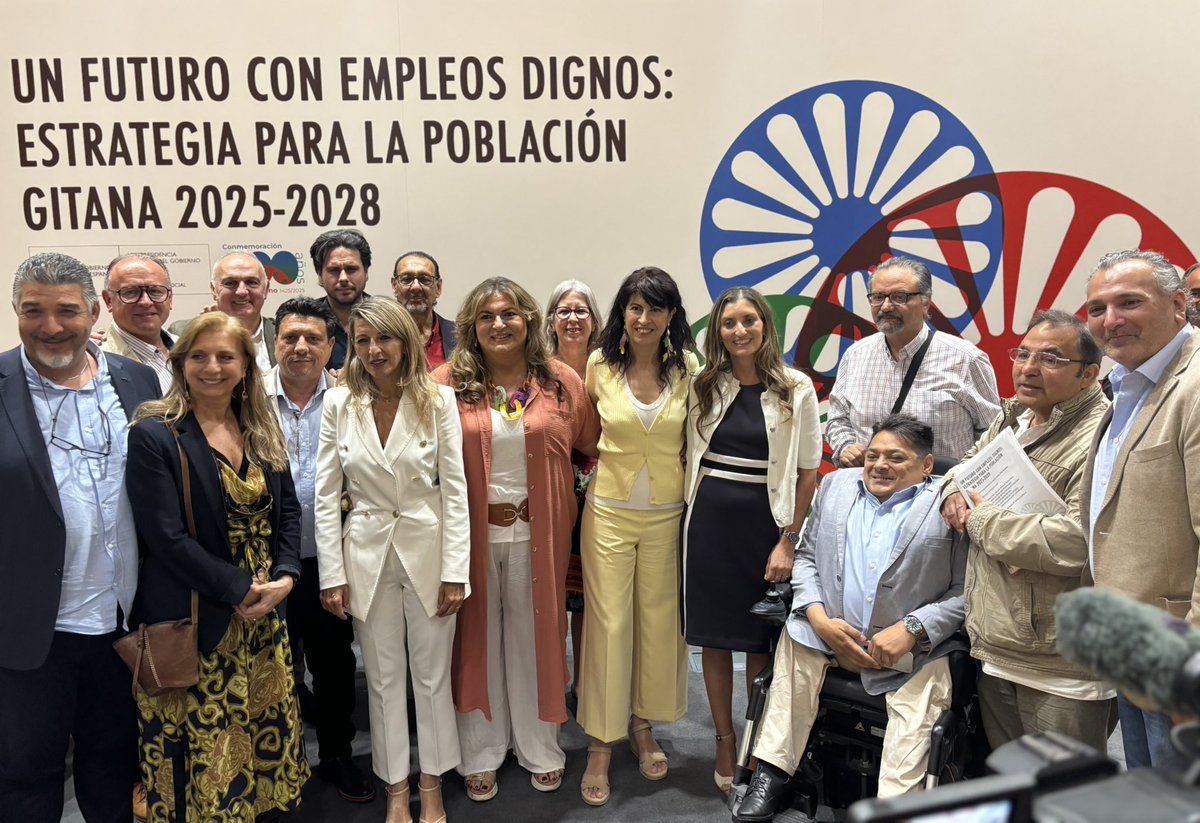 F.SecretariadoGitano (@gitanos_org) on Twitter photo <a href="/GerardoGArdoy/">Gerardo Gutiérrez Ardoy</a> <a href="/pbustinduy/">Pablo Bustinduy</a> <a href="/MSocialGob/">Ministerio de Derechos Sociales, Consumo y A2030</a> <a href="/SaraGimnez/">Sara Giménez</a> <a href="/empleogob/">Ministerio Trabajo y Economía Social</a> <a href="/Yolanda_Diaz_/">Yolanda Díaz</a> Foto de familia para cerrar el acto y celebrar la aprobación del primer Plan estatal de empleo para la población gitana, un referente pionero para las políticas públicas.
ℹ️ Más información en nuestra web: gitanos.org/actualidad/cel… <a href="/GerardoGArdoy/">Gerardo Gutiérrez Ardoy</a> <a href="/pbustinduy/">Pablo Bustinduy</a> <a href="/MSocialGob/">Ministerio de Derechos Sociales, Consumo y A2030</a> <a href="/SaraGimnez/">Sara Giménez</a> <a href="/empleogob/">Ministerio Trabajo y Economía Social</a> <a href="/Yolanda_Diaz_/">Yolanda Díaz</a> Foto de familia para cerrar el acto y celebrar la aprobación del primer Plan estatal de empleo para la población gitana, un referente pionero para las políticas públicas.
ℹ️ Más información en nuestra web: gitanos.org/actualidad/cel…