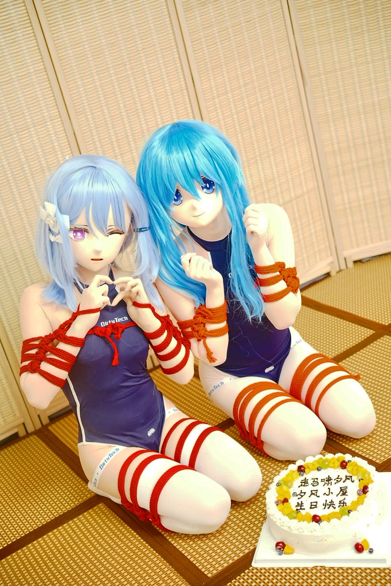 端午安康~夕风小屋生日快乐哦~各位绳缚老师以及摄影老师辛苦了~！ #kigurumi #着ぐるみ
左：我
右： <a href="/miluu8140437994/">幻秋qwq</a>
绳＆📷： <a href="/yaasuo6666/">走马啸夕风</a>  <a href="/wuming94042/">无名小萝莉</a>   <a href="/MisakaMikotoQAQ/">圣爱音</a>  <a href="/lw7826810239143/">大白菜</a>