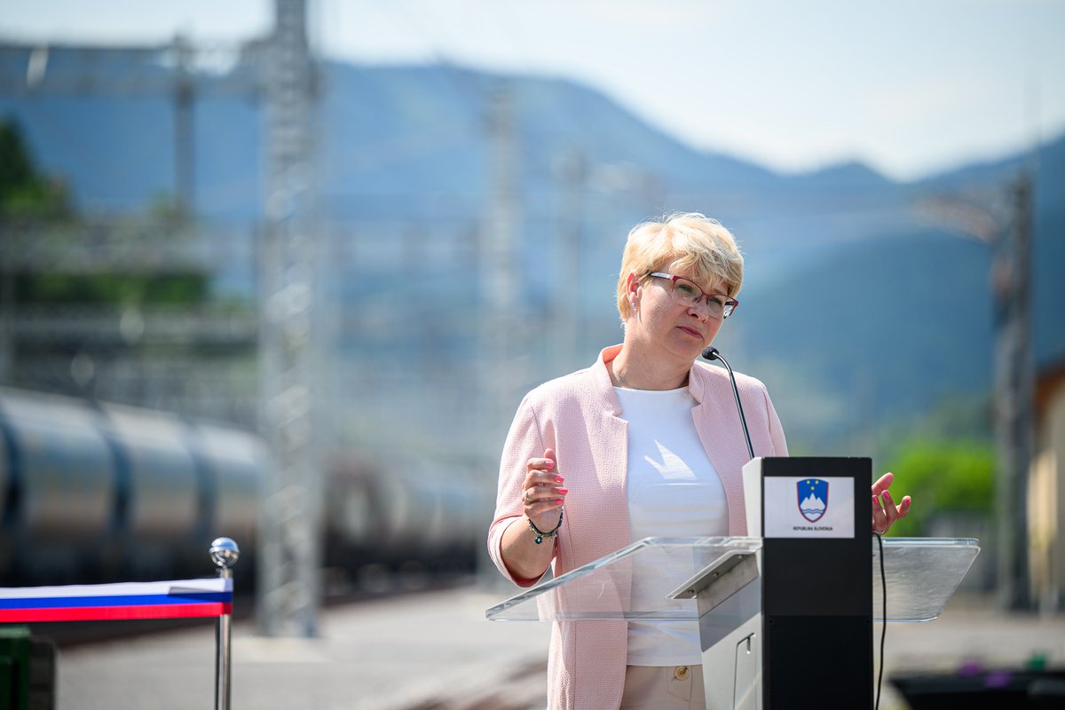 Spodbujanje železniškega prometa je ena tistih koristi 🇪🇺 sredstev, s katerimi se vsak identificira. Da bo več 🚄 , manj gneče na cestah, hitrejša pot, pa tudi čistejše okolje! Hvala, #NextGenerationEU! Železniška postaja Borovnica  - še ena "kljukica". 😊