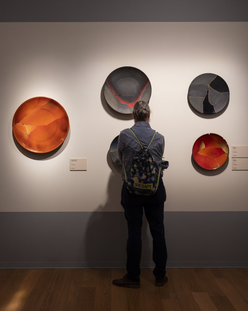 È online il calendario di visite guidate alla mostra “Pompeo Pianezzola (1925-2012)”! Lasciati accompagnare dalle nostre guide tra le opere di uno dei più importanti ceramisti del secondo Novecento, attraverso un percorso di undici sezioni tematiche. bit.ly/4kmf47I