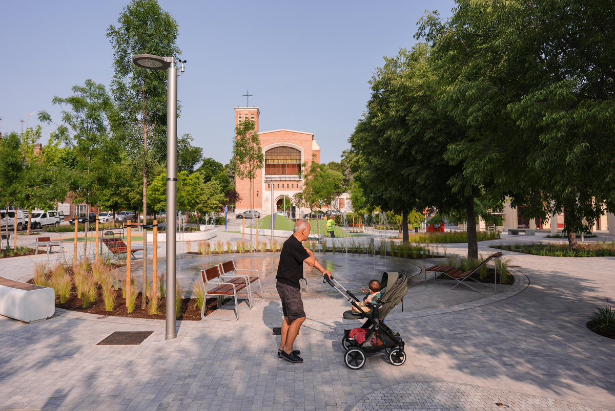 La nueva plaza de San Cristóbal ya es el gran espacio público de la colonia Ciudad Pegaso: accesible, ajardinada, con más árboles, más sombra y pensada para vivirla.

Un lugar para encontrarse, jugar, pasear o descansar. Seguimos haciendo ciudad transformando cada barrio.
